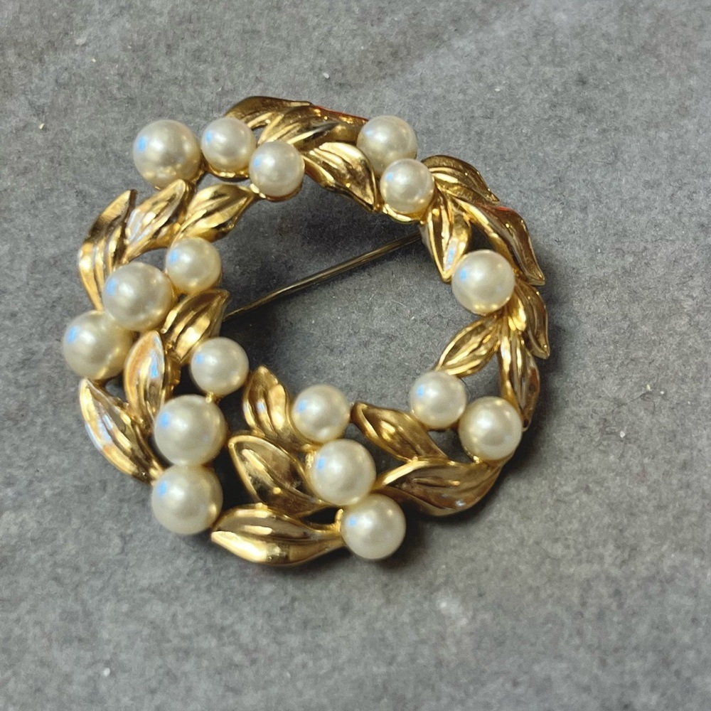 Vintage Crown Trifari brooch pin wreath leaves pearls gold tone VTG signed - Picture 3 of 7